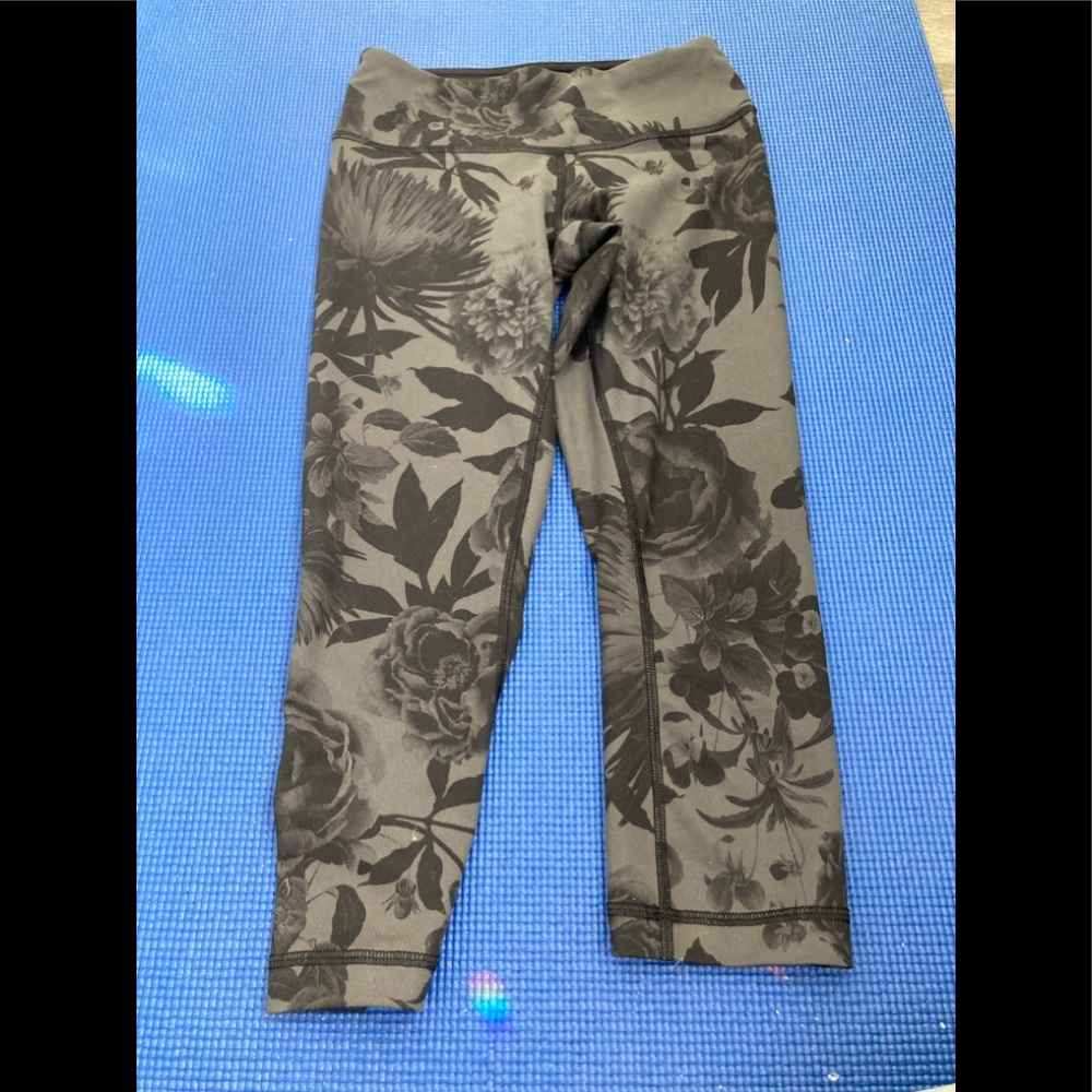 Lululemon floral Print wunder under crops